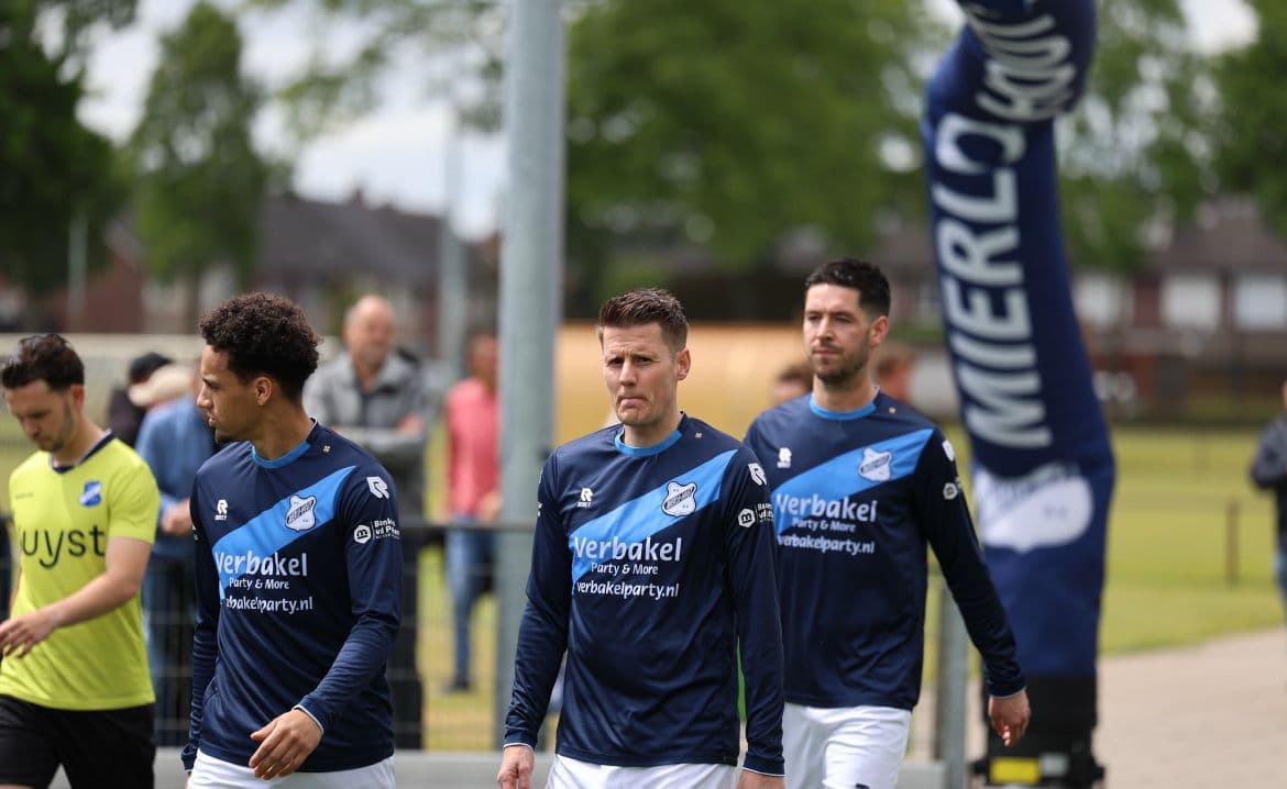 Mierlo-Hout naar nacompetitie na knotsgekke slotfase